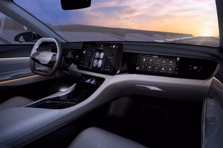 Đuôi xe Chrysler Airflow Graphite có đèn hậu LED dạng pha lê với dải LED mảnh kết nối hai cụm đèn hậu, kính chắn gió có độ nghiêng lớn, cánh gió đuôi được bố trí ở cuối mui xe. Bên trong khoang lái, Chrysler Airflow Graphite được bố trí khá rộng với 4 chỗ ngồi, mui xe bằng kính hoàn toàn mang đến cảm giác sáng sủa và rộng rãi hơn. Chất liệu chủ đạo bên trong xe là da, vải và các vật liệu tái chế thân thiện với môi trường.