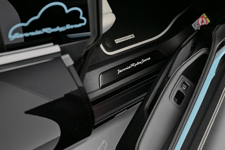 Trong khi đó, ốp bậc cửa trước có thêm dòng chữ "“Jennie Ruby Jane” phát sáng.