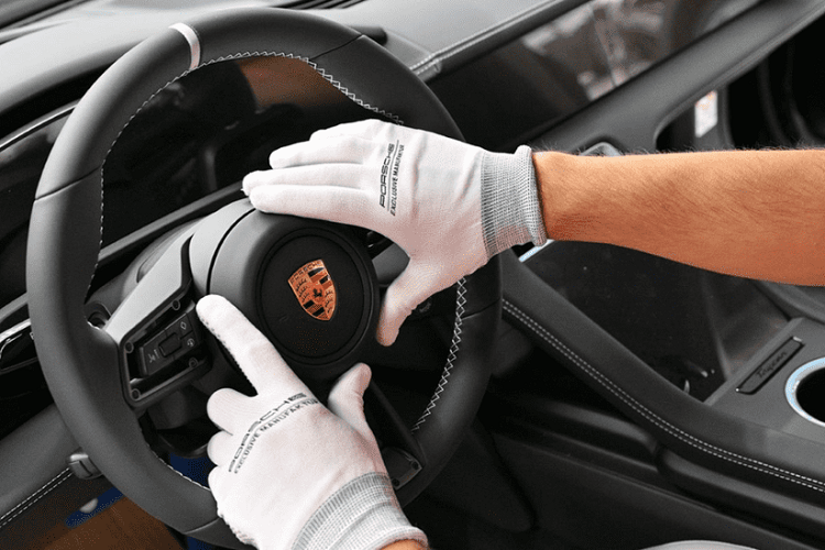 Thêm vào đó là lồng vận chuyển thú cưng màu đen kèm theo xe để Jennie chở theo chú chó giống Pomeranian (phốc sóc) có tên Kuma của mình. Chiếc lồng này cũng có những điểm nhấn màu xanh Meissen Blue, bao gồm cả tên của chú chó. Trong khi đó, biểu tượng đám mây xuất hiện bên trong lồng.