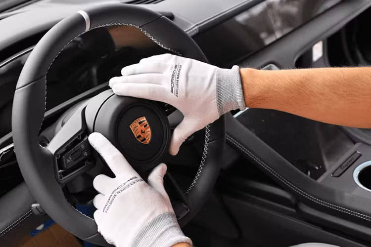 Thêm vào đó là lồng vận chuyển thú cưng màu đen kèm theo xe để Jennie chở theo chú chó giống Pomeranian (phốc sóc) có tên Kuma của mình. Chiếc lồng này cũng có những điểm nhấn màu xanh Meissen Blue, bao gồm cả tên của chú chó. Trong khi đó, biểu tượng đám mây xuất hiện bên trong lồng.