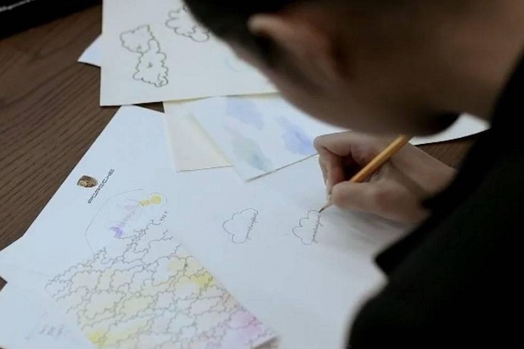 Nữ ca sĩ cho biết cô dành phần lớn thời gian để đi vòng quanh thế giới. Do đó, cô luôn coi bầu trời và những đám mây là bạn đồng hành của mình. Những đám mây đã trở thành biểu tượng cho những trải nghiệm du lịch ấn tượng của nữ ca sĩ này. Theo Jennie, bầu trời luôn thay đổi và đẹp một cách cuốn hút. Thế nên, cô rất thích chụp những bức ảnh bầu trời mỗi khi đến một nơi nào đó.