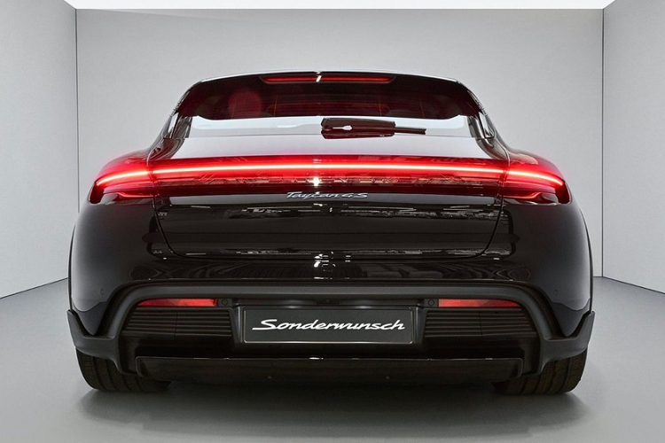 ... và tên xe trên cửa cốp được sơn màu xanh Meissen Blue.