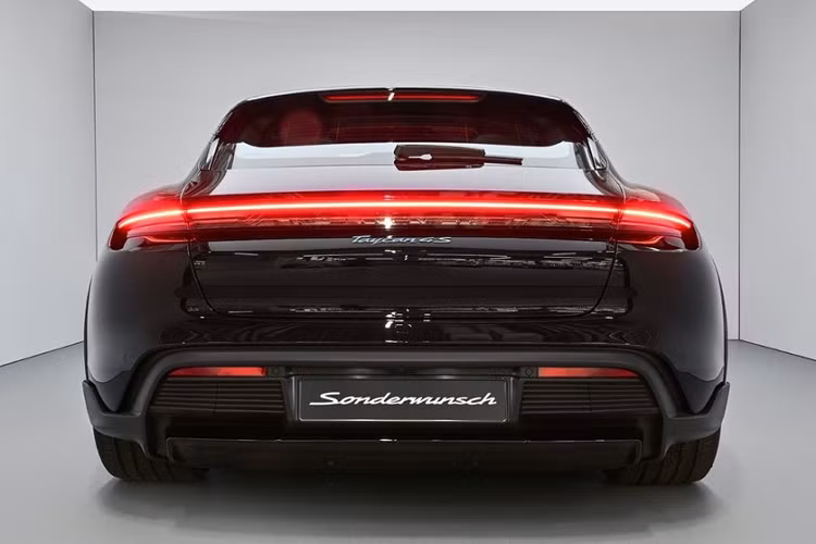 ... và tên xe trên cửa cốp được sơn màu xanh Meissen Blue.