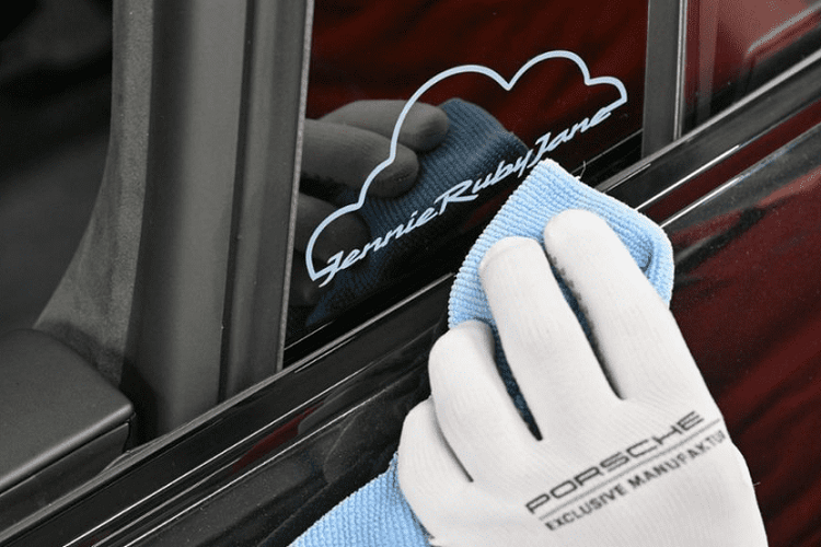 Thêm vào đó là biểu tượng hình đám mây và dòng chữ "Jennie Ruby Jane" màu xanh Meissen Blue tương tự.