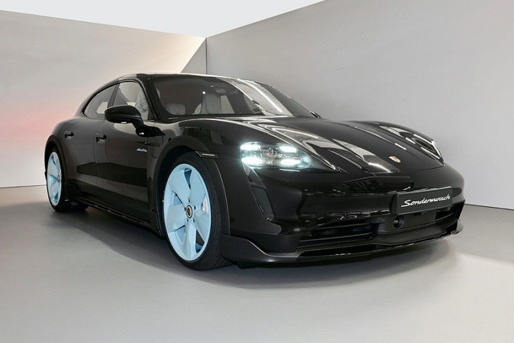 Trong năm 2021, hãng Porsche đã bán được tổng cộng 8.245 chiếc xe cho khách hàng Hàn Quốc, tăng 7% so với năm 2020. Trong đó, mẫu xe điện Taycan ra mắt Hàn Quốc vào năm 2020 là một trong những yếu tố thúc đẩy thành công của Porsche. Mẫu xe điện này đã đạt doanh số 1.288 chiếc tại Hàn Quốc trong năm ngoái, chỉ đứng sau đàn anh Cayenne (3.480 xe).