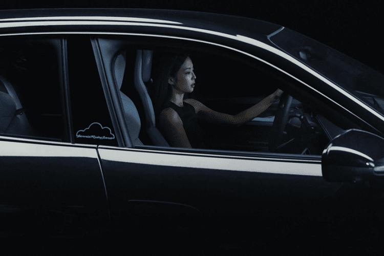 Được biết, Jennie đã tham gia tạo hình cho chiếc Porsche Taycan 4S Cross Turismo đặc biệt này cùng với đội ngũ thiết kế của hãng Porsche. Hóa ra, nữ ca sĩ trẻ tài năng cũng là người yêu thích các mẫu xe Porsche. Trước đó, Jennie đã từng sở hữu 3 chiếc ôtô mang thương hiệu này.