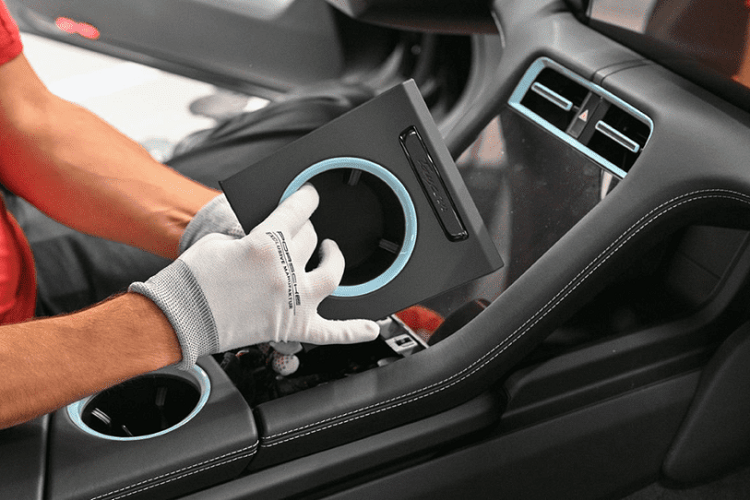 Những điểm nhấn màu xanh nhạt Meissen Blue xuất hiện ở viền cửa gió điều hòa, viền ngăn đựng cốc và tapi cửa.