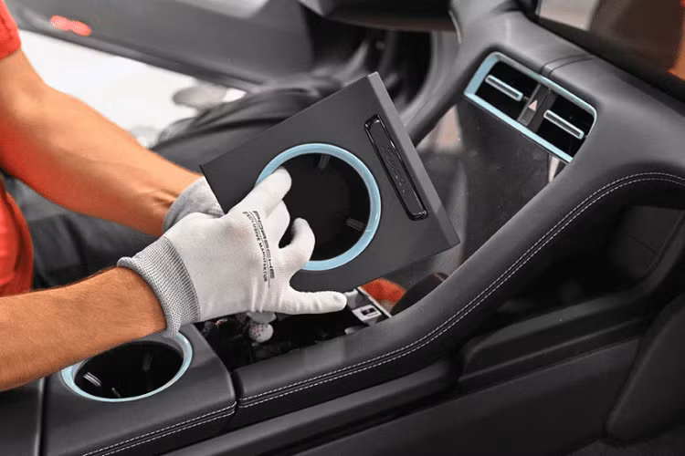 Những điểm nhấn màu xanh nhạt Meissen Blue xuất hiện ở viền cửa gió điều hòa, viền ngăn đựng cốc và tapi cửa.