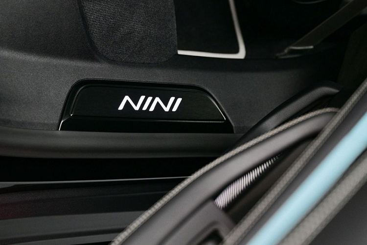 Ốp bậc cửa sau đi kèm dòng chữ "NiNi" vốn là tên thân mật của nữ ca sĩ. Khi cửa trước mở ra, biểu tượng đám mây sẽ được chiếu xuống mặt đất.