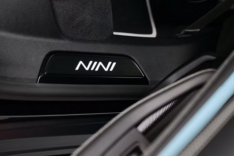 Ốp bậc cửa sau đi kèm dòng chữ "NiNi" vốn là tên thân mật của nữ ca sĩ. Khi cửa trước mở ra, biểu tượng đám mây sẽ được chiếu xuống mặt đất.