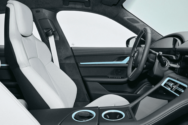 Tương tự ngoại thất, nội thất của chiếc Porsche Taycan 4S Cross Turismo cũng có sự kết hợp giữa 2 tông màu đen và xanh nhạt Meissen Blue.