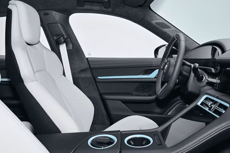 Tương tự ngoại thất, nội thất của chiếc Porsche Taycan 4S Cross Turismo cũng có sự kết hợp giữa 2 tông màu đen và xanh nhạt Meissen Blue.