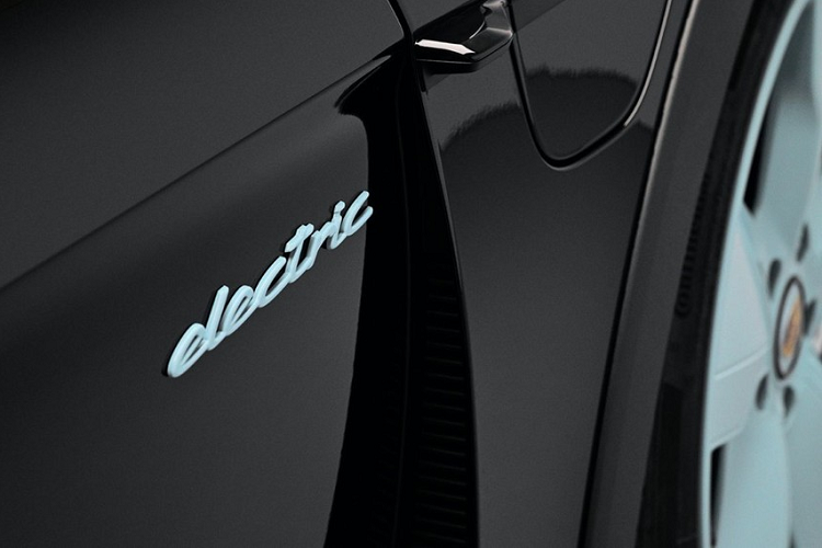 Chưa hết, chiếc Porsche Taycan 4S Cross Turismo đặc biệt còn được bổ sung logo "Electric" trên cửa bên ghế lái...