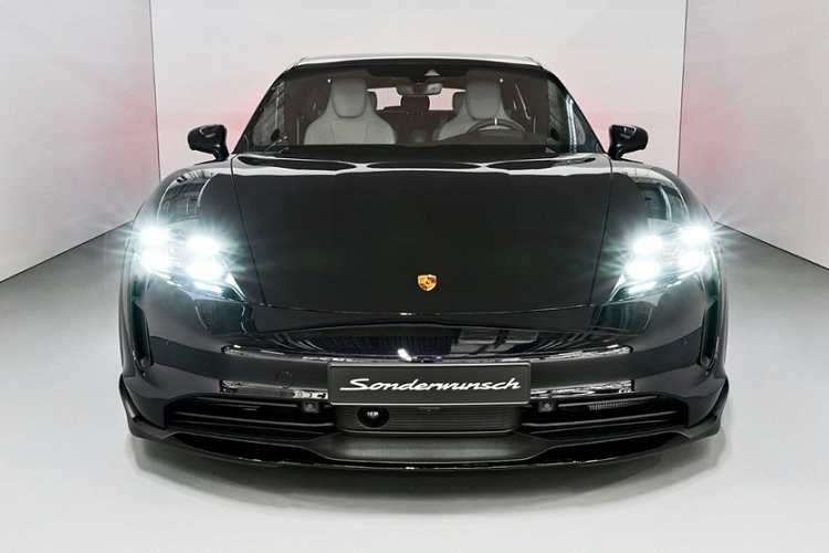 Dự kiến, chiếc Porsche Taycan 4S Cross Turismo đặc biệt này sẽ xuất hiện trong sự kiện khởi động chuyến lưu diễn toàn cầu của nhóm nhạc Blackpink tại thủ đô Seoul của Hàn Quốc. Trong chiến dịch quảng bá tại thị trường Hàn Quốc, Porsche đã chọn Jennie làm đại sứ thương hiệu. Nhờ đó, Porsche nhanh chóng vươn lên thành một trong những thương hiệu ôtô được quan tâm hàng đầu tại xứ sở kim chi.