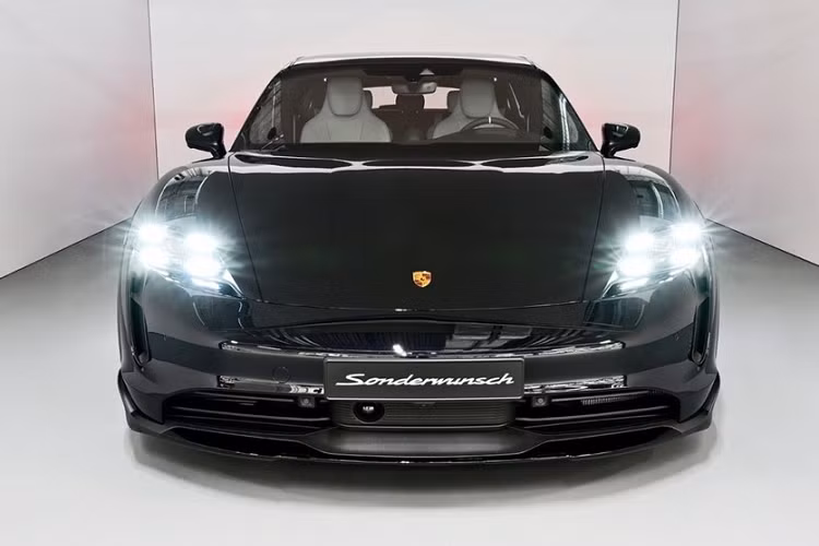 Dự kiến, chiếc Porsche Taycan 4S Cross Turismo đặc biệt này sẽ xuất hiện trong sự kiện khởi động chuyến lưu diễn toàn cầu của nhóm nhạc Blackpink tại thủ đô Seoul của Hàn Quốc. Trong chiến dịch quảng bá tại thị trường Hàn Quốc, Porsche đã chọn Jennie làm đại sứ thương hiệu. Nhờ đó, Porsche nhanh chóng vươn lên thành một trong những thương hiệu ôtô được quan tâm hàng đầu tại xứ sở kim chi.