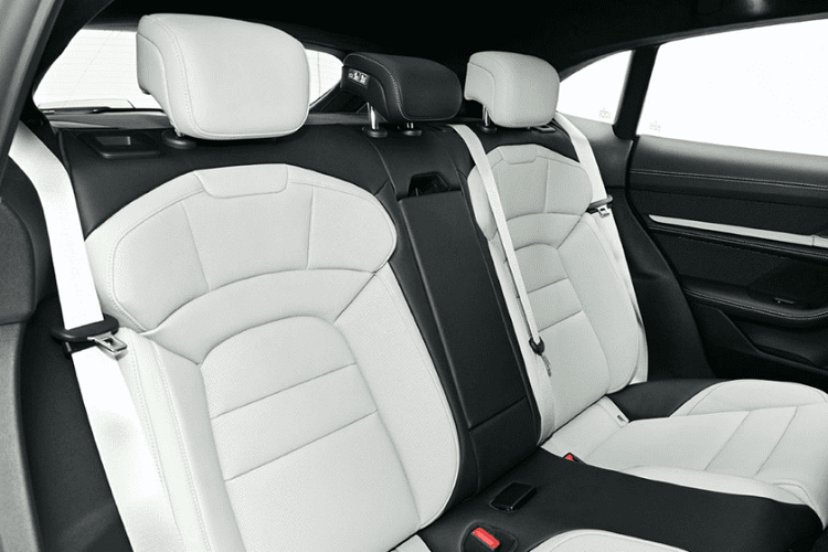 Trong khi đó, ghế của xe được bọc da màu trắng ngà Crayon phối đen thanh lịch.