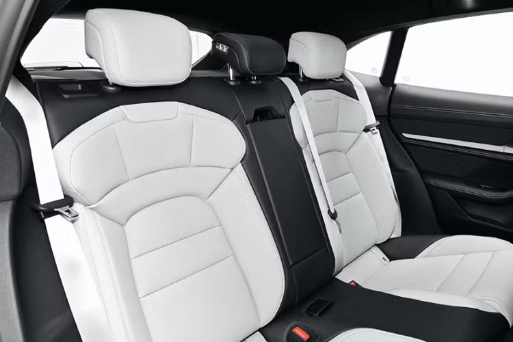 Trong khi đó, ghế của xe được bọc da màu trắng ngà Crayon phối đen thanh lịch.