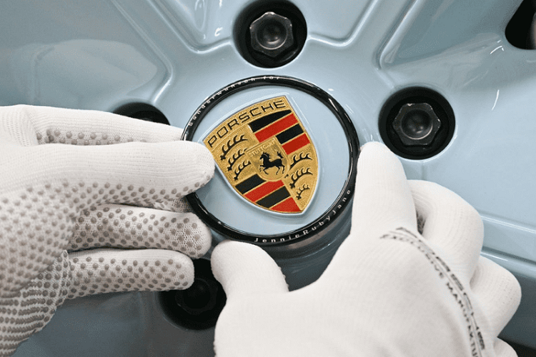 Ngay cả viền màu đen của trục bánh xe cũng được khắc dòng chữ "Jennie Ruby Jane" này.