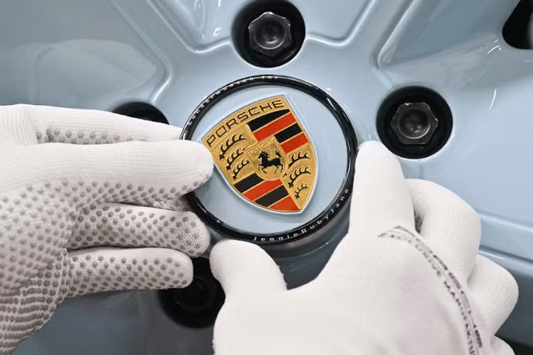 Ngay cả viền màu đen của trục bánh xe cũng được khắc dòng chữ "Jennie Ruby Jane" này.