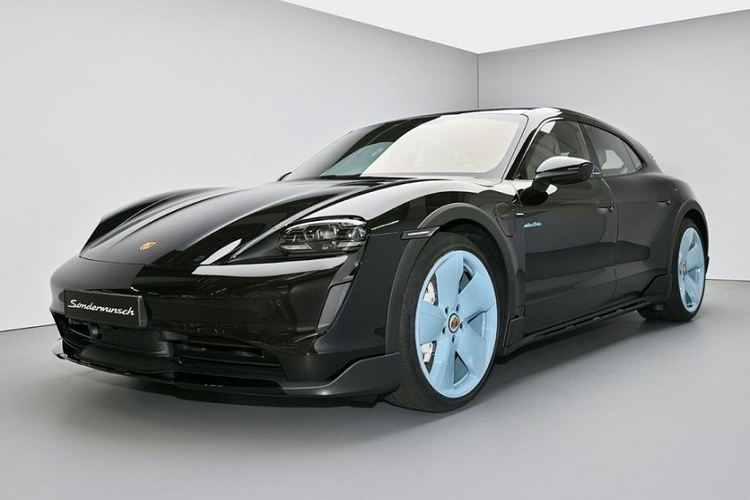 Bên ngoài, chiếc Porsche Taycan 4S Cross Turismo được sơn màu đen sang trọng. Nổi bật trên nền đen là bộ vành Exclusive Design 21 inch màu xanh nhạt Meissen Blue, gợi liên tưởng đến bầu trời.