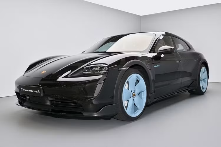 Bên ngoài, chiếc Porsche Taycan 4S Cross Turismo được sơn màu đen sang trọng. Nổi bật trên nền đen là bộ vành Exclusive Design 21 inch màu xanh nhạt Meissen Blue, gợi liên tưởng đến bầu trời.