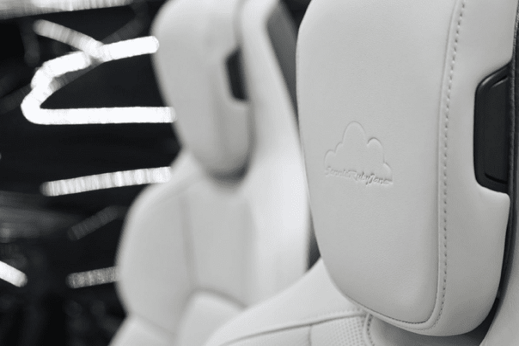 Tựa đầu ghế và bệ tì tay được dập biểu tượng hình đám mây và dòng chữ "Jennie Ruby Jane".