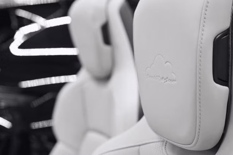 Tựa đầu ghế và bệ tì tay được dập biểu tượng hình đám mây và dòng chữ "Jennie Ruby Jane".