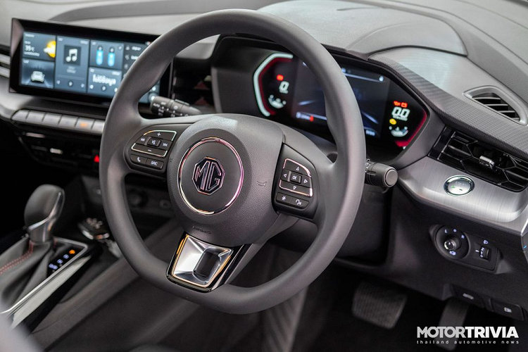 MG5 2022 còn sở hữu bộ mâm hình lưỡi rìu khỏe khoắn có kích thước 17 inch, gương chiếu hậu mỏng đồng màu với thân xe tích hợp đèn xi-nhan LED cùng tính năng chỉnh/gập điện theo tiêu chuẩn.