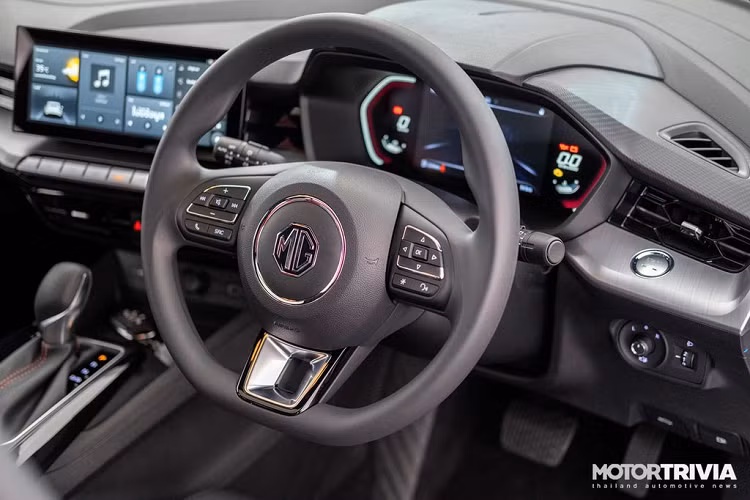 MG5 2022 còn sở hữu bộ mâm hình lưỡi rìu khỏe khoắn có kích thước 17 inch, gương chiếu hậu mỏng đồng màu với thân xe tích hợp đèn xi-nhan LED cùng tính năng chỉnh/gập điện theo tiêu chuẩn.