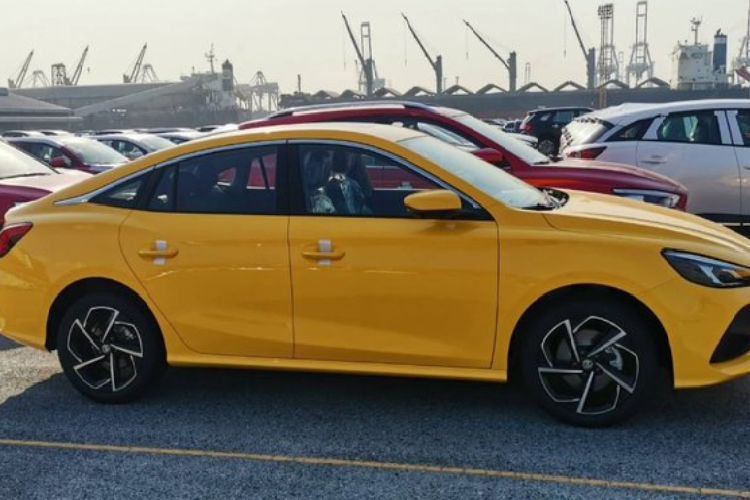 Các trang bị an toàn trên MG5 tại Thái Lan cũng được kỳ vọng sẽ được giữ trên bản tại Việt Nam như kiểm soát hành trình, hỗ trợ chuyển làn, cảnh báo điểm mù, hệ thống vi sai điện tử, hệ thống kiểm soát phanh khi vào cua, cảnh báo phương tiện cắt ngang phía sau, cảnh báo va chạm sau, hệ thống hỗ trợ khởi hành ngang dốc, phanh ABS/EBD/EBA, 6 túi khí và khóa cửa tự động theo tốc độ.