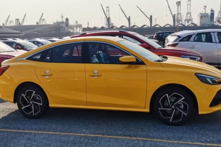 Các trang bị an toàn trên MG5 tại Thái Lan cũng được kỳ vọng sẽ được giữ trên bản tại Việt Nam như kiểm soát hành trình, hỗ trợ chuyển làn, cảnh báo điểm mù, hệ thống vi sai điện tử, hệ thống kiểm soát phanh khi vào cua, cảnh báo phương tiện cắt ngang phía sau, cảnh báo va chạm sau, hệ thống hỗ trợ khởi hành ngang dốc, phanh ABS/EBD/EBA, 6 túi khí và khóa cửa tự động theo tốc độ.