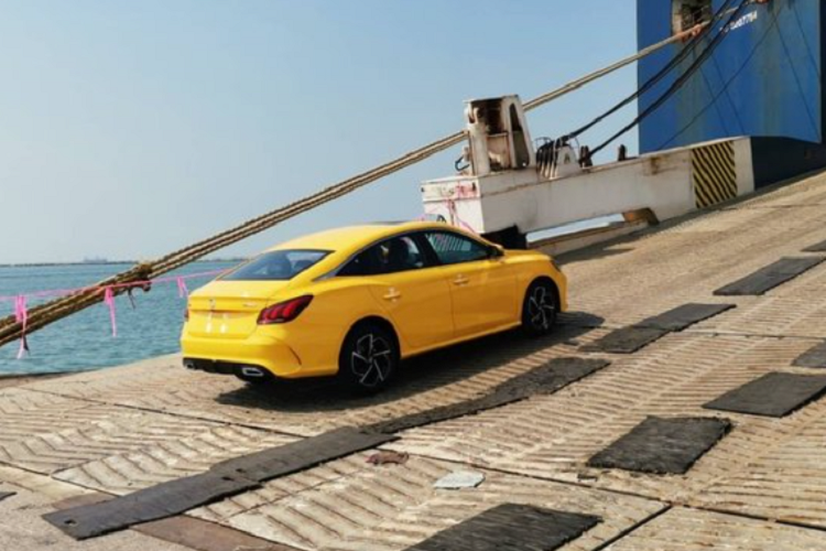 Phía đuôi xe cũng mang phong cách hầm hố, gồm phần ốp khoét sâu mạnh mẽ, hệ thống ống xả kép thể thao và đèn hậu 3 dải LED mới.