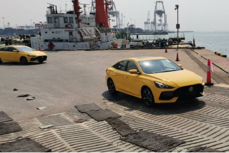 Thiết kế của MG5 2022 về Việt Nam được đánh giá là trẻ trung và thời trang với lưới tản nhiệt cỡ lớn, nhiều đường cắt xẻ táo bạo ở phía trước và đèn pha LED tích hợp dải đèn ngày LED hiện đại. Đặc biệt, xe có kiểu dáng sedan lai coupe với phần mui vuốt dốc về sau.