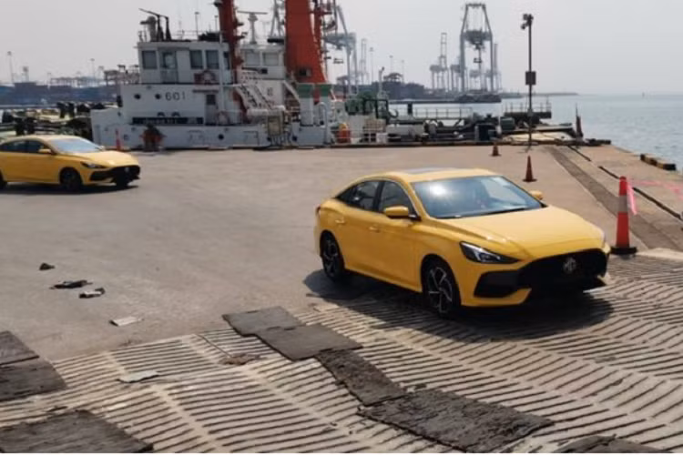 Thiết kế của MG5 2022 về Việt Nam được đánh giá là trẻ trung và thời trang với lưới tản nhiệt cỡ lớn, nhiều đường cắt xẻ táo bạo ở phía trước và đèn pha LED tích hợp dải đèn ngày LED hiện đại. Đặc biệt, xe có kiểu dáng sedan lai coupe với phần mui vuốt dốc về sau.