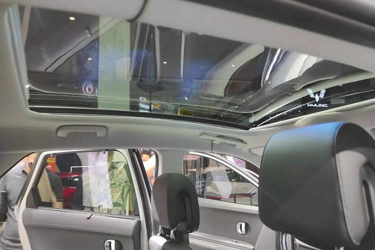 Trong khi đó, bản Signature được trang bị cao cấp hơn với gương chiếu hậu dùng kính điện thông minh, sạc điện thoại thông minh không dây chuẩn Qi, cảm biến đá cốp, ghế trước thư giãn/chỉnh điện, ghế trước/sau nhớ vị trí, ghế sau sưởi ấm/trượt chỉnh điện, đèn LED đọc sách ở từng vị trí và hệ thống âm thanh Bose 8 loa với âm ly rời.