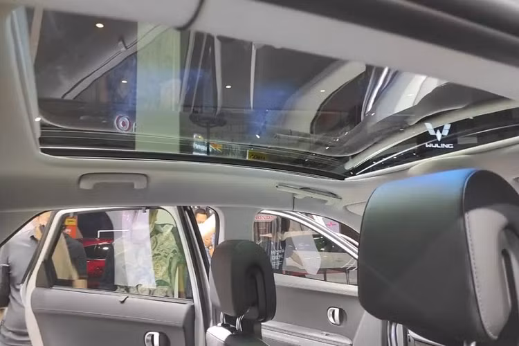 Trong khi đó, bản Signature được trang bị cao cấp hơn với gương chiếu hậu dùng kính điện thông minh, sạc điện thoại thông minh không dây chuẩn Qi, cảm biến đá cốp, ghế trước thư giãn/chỉnh điện, ghế trước/sau nhớ vị trí, ghế sau sưởi ấm/trượt chỉnh điện, đèn LED đọc sách ở từng vị trí và hệ thống âm thanh Bose 8 loa với âm ly rời.