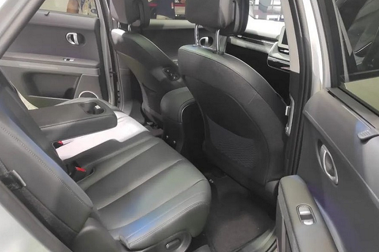 Bước vào bên trong Hyundai Ioniq 5 bản Prime, người lái sẽ bắt gặp những trang bị như vô lăng gật gù bọc da, tích hợp lẫy chuyển số thể thao, bảng đồng hồ kỹ thuật số với màn hình màu 12,3 inch, gương chiếu hậu chỉnh tay, chế độ lái 1 bàn đạp i-Pedal, khởi động máy từ xa, điều hòa tự động 2 vùng, ghế lái chỉnh điện, ghế sau gập 60:40 và hệ thống đèn viền nội thất.