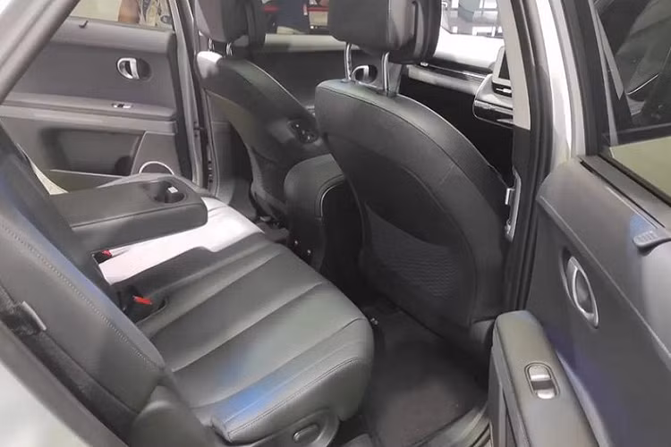 Bước vào bên trong Hyundai Ioniq 5 bản Prime, người lái sẽ bắt gặp những trang bị như vô lăng gật gù bọc da, tích hợp lẫy chuyển số thể thao, bảng đồng hồ kỹ thuật số với màn hình màu 12,3 inch, gương chiếu hậu chỉnh tay, chế độ lái 1 bàn đạp i-Pedal, khởi động máy từ xa, điều hòa tự động 2 vùng, ghế lái chỉnh điện, ghế sau gập 60:40 và hệ thống đèn viền nội thất.