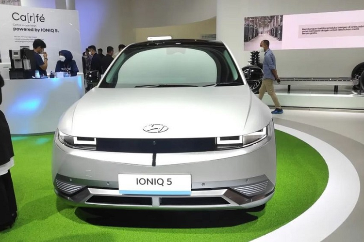 Trên thực tế, Indonesia không phải là thị trường Đông Nam Á đầu tiên đón nhận Hyundai Ioniq 5 chạy điện. Trước đó, mẫu xe này cũng đã ra mắt thị trường Malaysia. So với xe ở các thị trường khác, Hyundai Ioniq 5 lắp ráp tại Indonesia không có gì khác biệt về thiết kế hay thông số kích thước. Xe cũng sở hữu chiều dài 4.635 mm, chiều rộng 1.890 mm, chiều cao 1.605 mm và chiều dài cơ sở 3.000 mm.