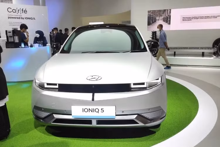 Trên thực tế, Indonesia không phải là thị trường Đông Nam Á đầu tiên đón nhận Hyundai Ioniq 5 chạy điện. Trước đó, mẫu xe này cũng đã ra mắt thị trường Malaysia. So với xe ở các thị trường khác, Hyundai Ioniq 5 lắp ráp tại Indonesia không có gì khác biệt về thiết kế hay thông số kích thước. Xe cũng sở hữu chiều dài 4.635 mm, chiều rộng 1.890 mm, chiều cao 1.605 mm và chiều dài cơ sở 3.000 mm.