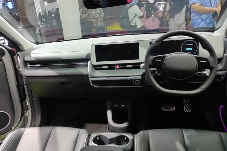 Ở bản Prime, mẫu ô tô điện này chỉ được trang bị đèn pha LED thông thường, có dải đèn LED định vị ban ngày, tay nắm cửa chỉnh cơ, đèn hậu LED với thiết kế điểm ảnh (pixel), cánh gió mui tích hợp đèn phanh LED trên cao, vành hợp kim 19 inch và đèn sương mù sau.