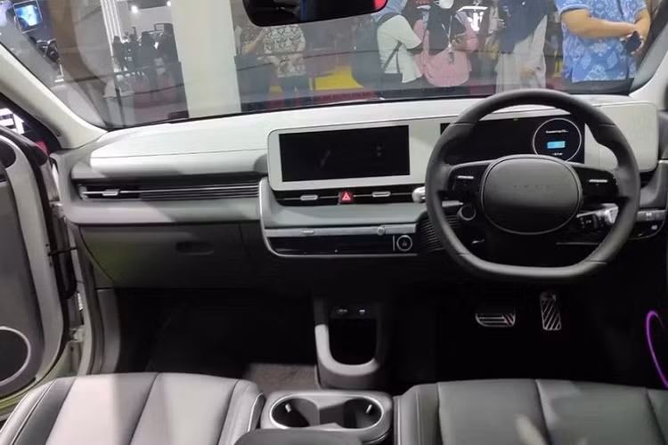 Ở bản Prime, mẫu ô tô điện này chỉ được trang bị đèn pha LED thông thường, có dải đèn LED định vị ban ngày, tay nắm cửa chỉnh cơ, đèn hậu LED với thiết kế điểm ảnh (pixel), cánh gió mui tích hợp đèn phanh LED trên cao, vành hợp kim 19 inch và đèn sương mù sau.