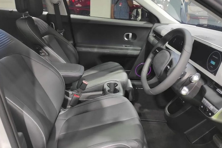 Trong khi đó, bản Signature đi kèm đèn pha LED dạng điểm ảnh, đèn sương mù LED phía trước và tay nắm cửa tự động. Riêng bản Long Range của Hyundai Ioniq 5 Signature dùng vành hợp kim 20 inch.