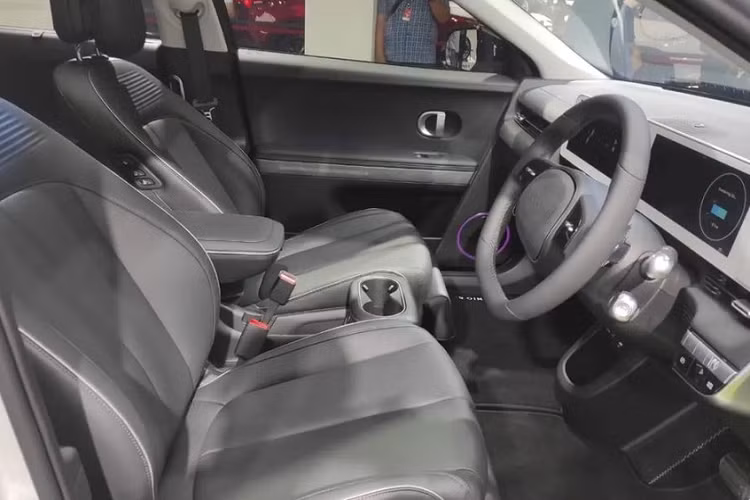 Trong khi đó, bản Signature đi kèm đèn pha LED dạng điểm ảnh, đèn sương mù LED phía trước và tay nắm cửa tự động. Riêng bản Long Range của Hyundai Ioniq 5 Signature dùng vành hợp kim 20 inch.