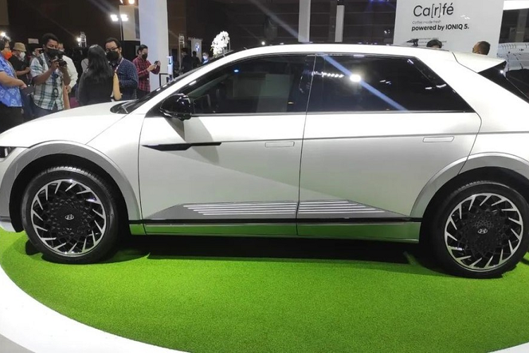 Ioniq 5 là một trong số những mẫu xe đầu tiên được sản xuất tại nhà máy mới đi vào hoạt động tại Indonesia của hãng Hyundai, cùng với người anh em Creta. Đồng thời, Hyundai Ioniq 5 cũng là mẫu ôtô điện đầu tiên được lắp ráp tại Indonesia.
