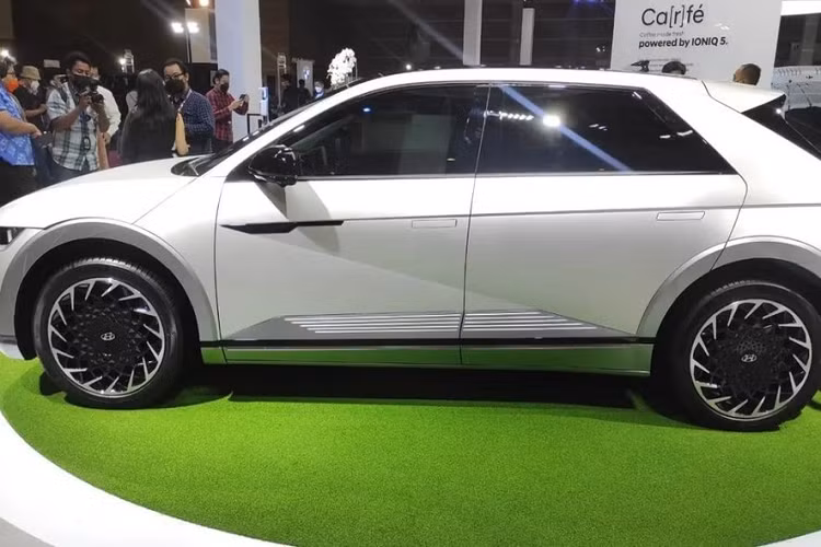 Ioniq 5 là một trong số những mẫu xe đầu tiên được sản xuất tại nhà máy mới đi vào hoạt động tại Indonesia của hãng Hyundai, cùng với người anh em Creta. Đồng thời, Hyundai Ioniq 5 cũng là mẫu ôtô điện đầu tiên được lắp ráp tại Indonesia.