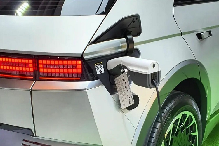 Không chỉ tiện nghi, Hyundai Ioniq 5 còn an toàn với những tính năng tiêu chuẩn như hệ thống kiểm soát hành trình, cảnh báo áp suất lốp, cảnh báo khoảng cách đỗ xe khi lùi, camera lùi, hệ thống chống bó cứng phanh ABS, hỗ trợ phanh BA, cân bằng điện tử, hỗ trợ khởi hành ngang dốc, tự động phanh sau va chạm, kiểm soát ổn định thân xe, phanh tay điện tử, tự động giữ phanh tạm thời, hệ thống giả âm thanh động cơ và 6 túi khí.