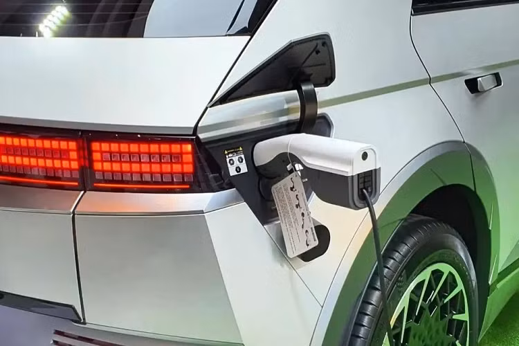 Không chỉ tiện nghi, Hyundai Ioniq 5 còn an toàn với những tính năng tiêu chuẩn như hệ thống kiểm soát hành trình, cảnh báo áp suất lốp, cảnh báo khoảng cách đỗ xe khi lùi, camera lùi, hệ thống chống bó cứng phanh ABS, hỗ trợ phanh BA, cân bằng điện tử, hỗ trợ khởi hành ngang dốc, tự động phanh sau va chạm, kiểm soát ổn định thân xe, phanh tay điện tử, tự động giữ phanh tạm thời, hệ thống giả âm thanh động cơ và 6 túi khí.