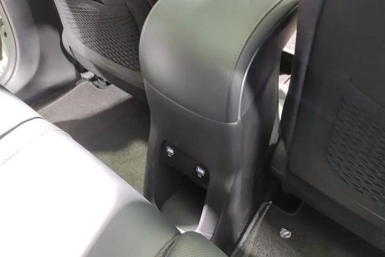 Thêm vào đó là màn hình thông tin giải trí dạng cảm ứng 12,3 inch, hỗ trợ Apple CarPlay/Android Auto, hệ thống âm thanh 6 loa, kết nối Bluetooth và ra lệnh bằng giọng nói.