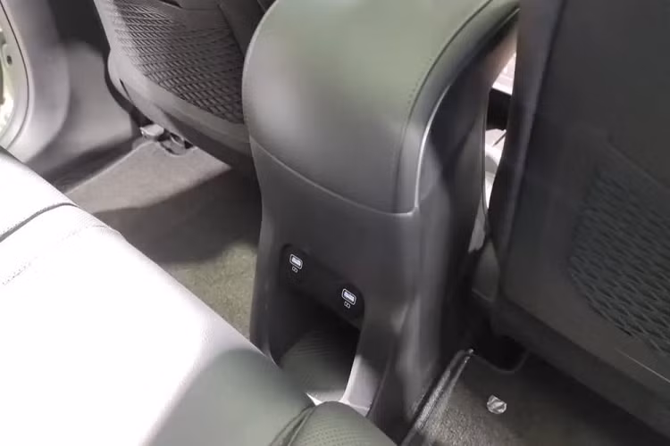 Thêm vào đó là màn hình thông tin giải trí dạng cảm ứng 12,3 inch, hỗ trợ Apple CarPlay/Android Auto, hệ thống âm thanh 6 loa, kết nối Bluetooth và ra lệnh bằng giọng nói.